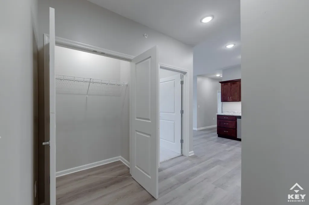 3 bedroom apartment, entryway