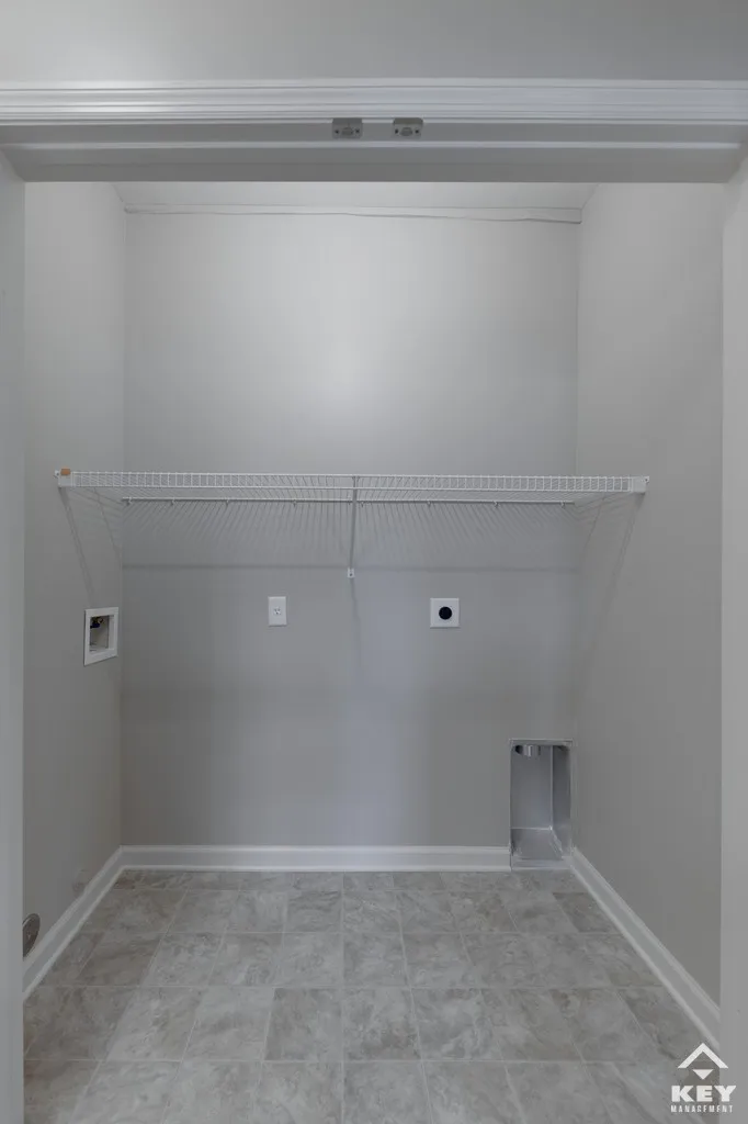 3 bedroom apartment, bathroom, laundry closet